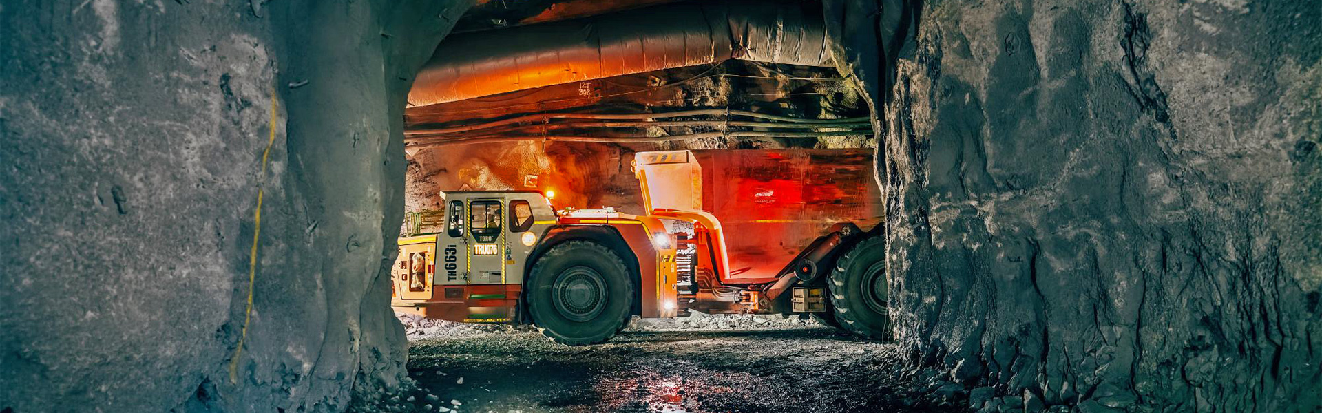 Redpath proporciona servicios de desarrollo lateral y de declive, utilizando técnicas de perforación y voladura. Con nuestra moderna flota de jumbos, cargadores y equipos auxiliares, logramos tasas de desarrollo superiores a los 1.400m por mes.